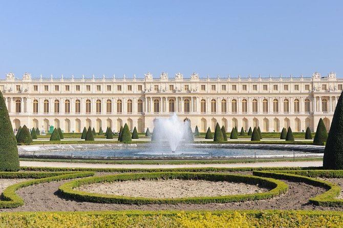 Versailles Palace & Marie-Antoinette's Estate Guided Tour - Lunch near the Grand Canal: a break that keeps you moving