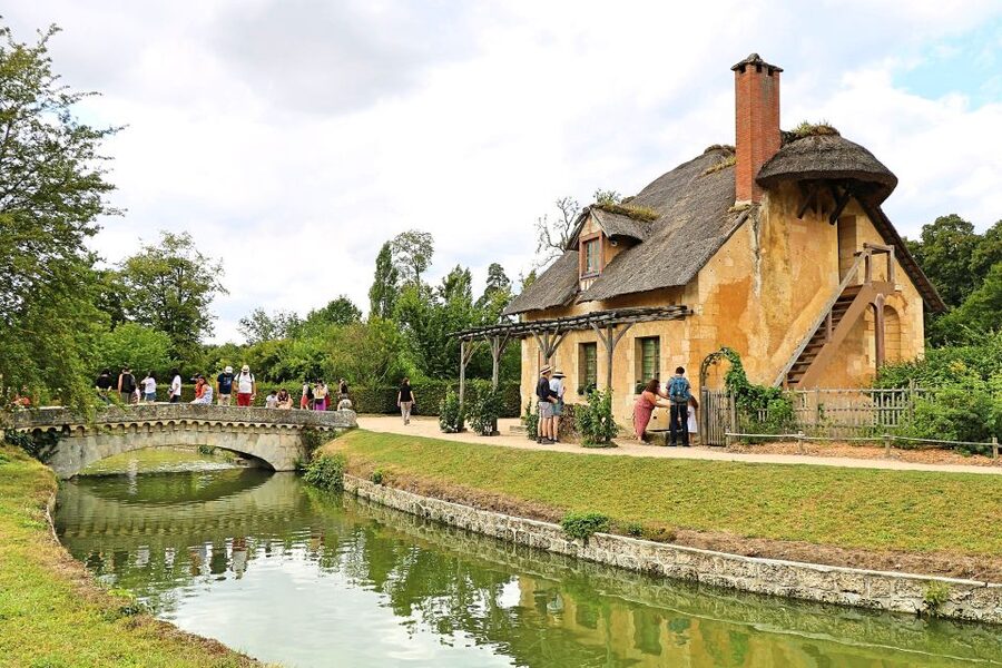 Versailles: Skip-the-Line Guided Palace Tour and Full Access - Marie Antoinette’s estate and the Trianon: included tickets, but manage your walking expectations