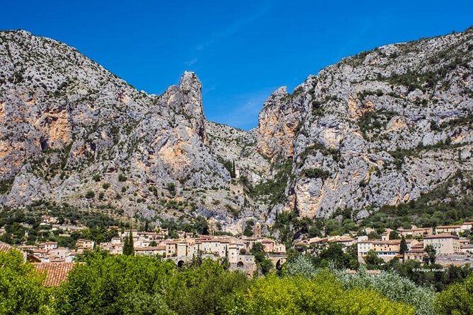 Visit the lavender fields, the Gorges du Verdon and Moustiers. - Moustiers Sainte-Marie: ceramics shopping and café time